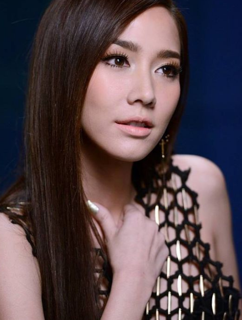aump是泰国为数不多的纯泰国血统的明星,被誉为泰版angelababy