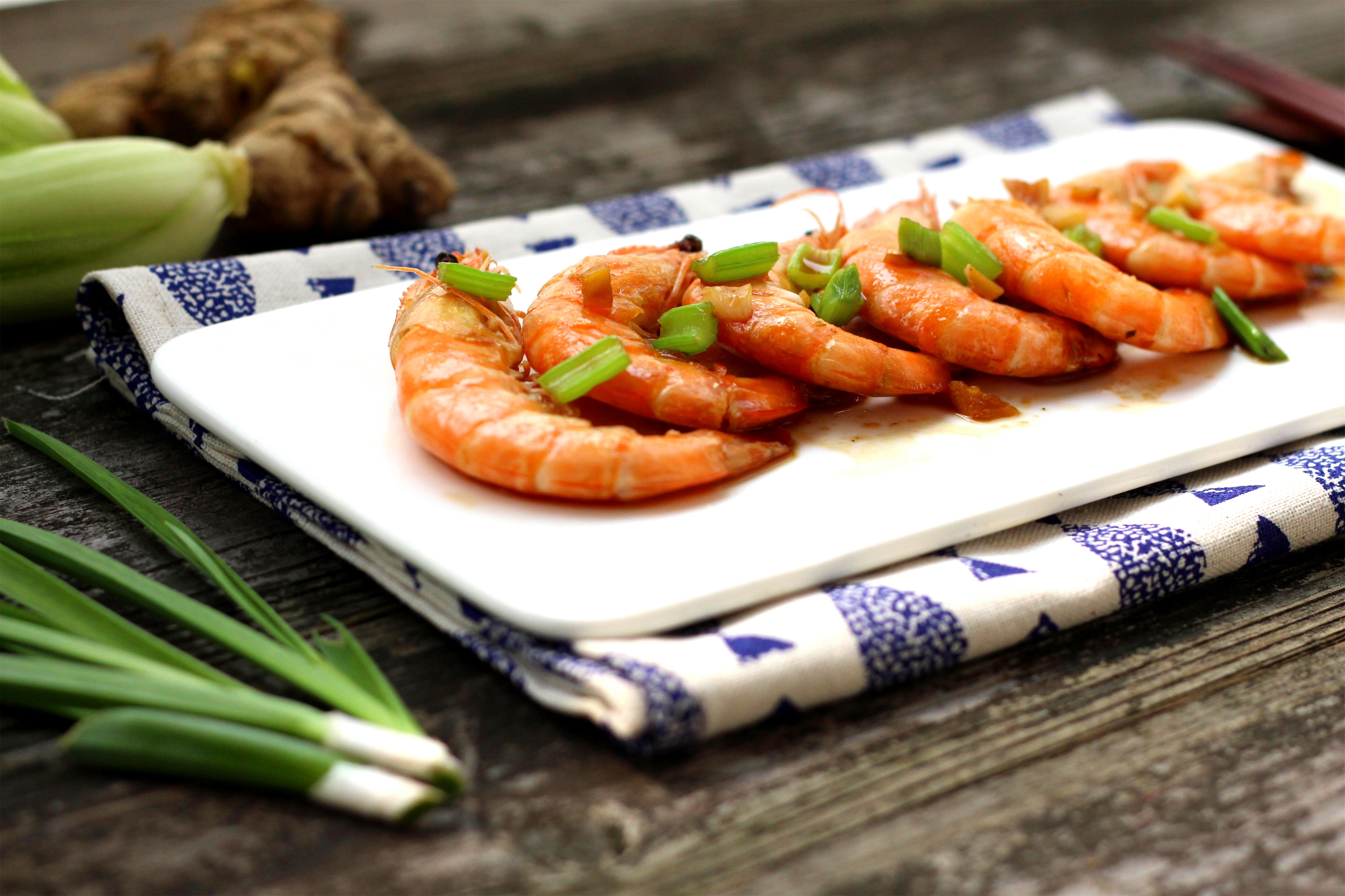 它是平价海鲜,餐桌上常见的美味,这是一盘清炒大虾不是青岛大虾