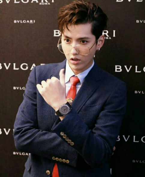 吴亦凡巴塞尔印象超级深刻的一组照片,戴着眼镜,穿西装真的超帅