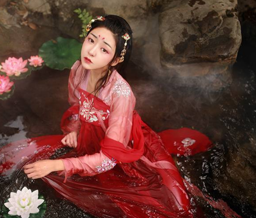 测你是古代哪一位风尘女子?选一款汉服,我是李师师