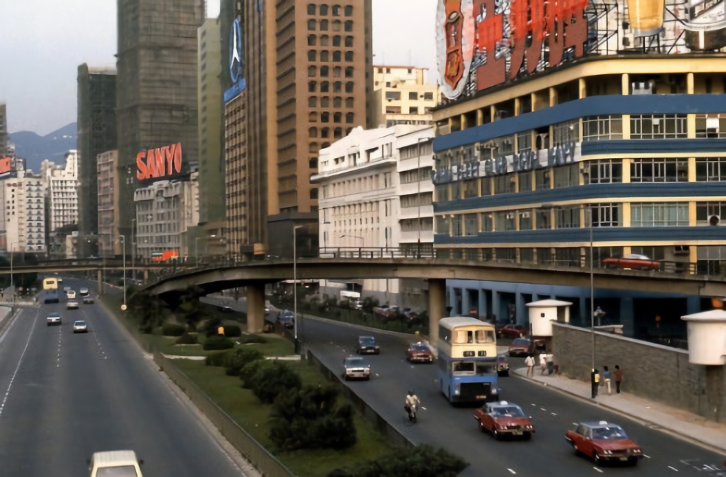 1982年的香港,比大陆发达很多,处处彰显现代化