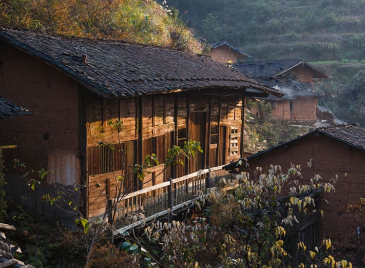 中国最"奇特"的村庄,全村只有一个姓,几乎都是木板房!