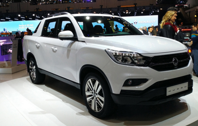 中控显示屏支持导航,carplay,多媒体系统可通过wifi链接android手机.