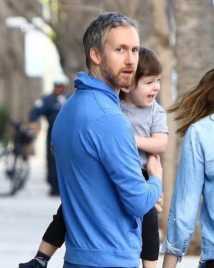 安妮海瑟薇一家三口出门,女神依旧很美,儿子基因继承的太好了!