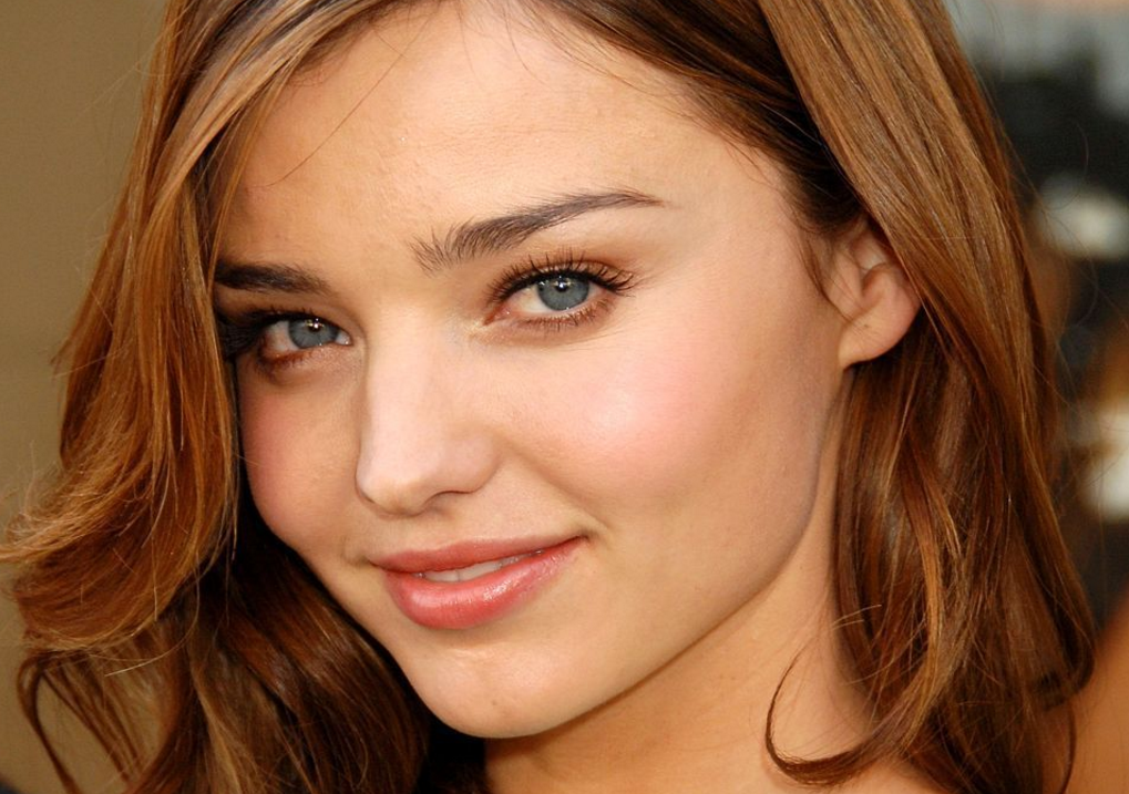 米兰达可儿在镜头抓拍下,一脸胶原蛋白,侧颜更加美丽!