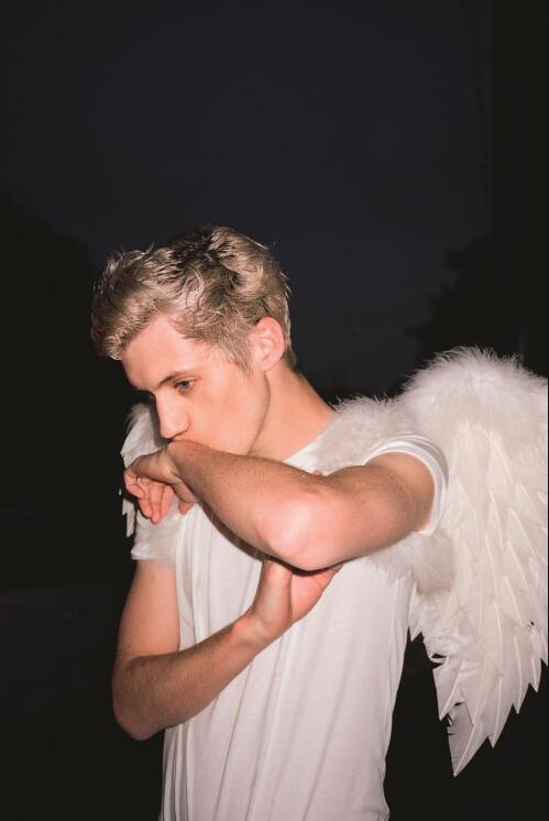 帅爆了!戳爷最新写真大片曝光 佩戴天使翅膀帅气迷人