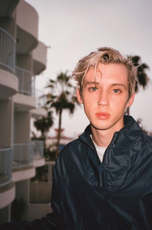 帅爆了!戳爷最新写真大片曝光 佩戴天使翅膀帅气迷人