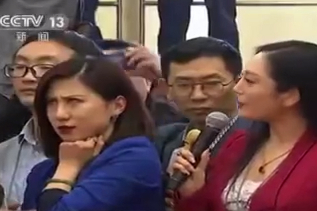 女记者"翻白眼"后续 两人都被吊销采访证?
