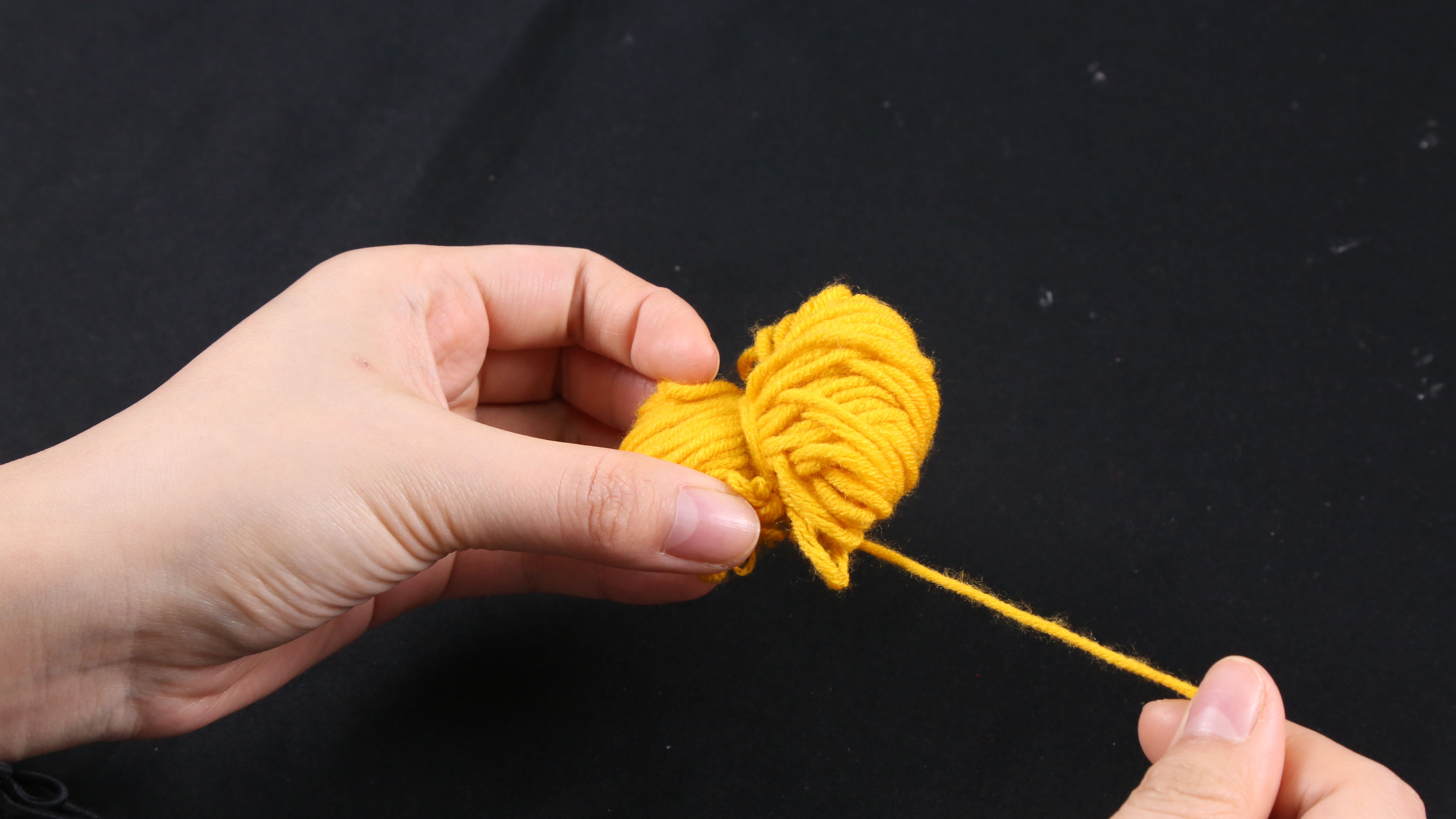 旧毛线只会缠个毛线球?教你这样缠两个东西,做成可爱小玩偶