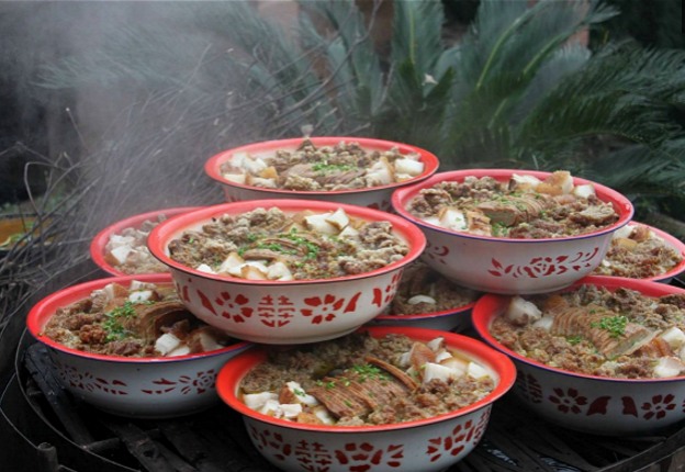 农村喜宴都是用盆盛菜,平时吃不到这些,不比城里的酒店差!