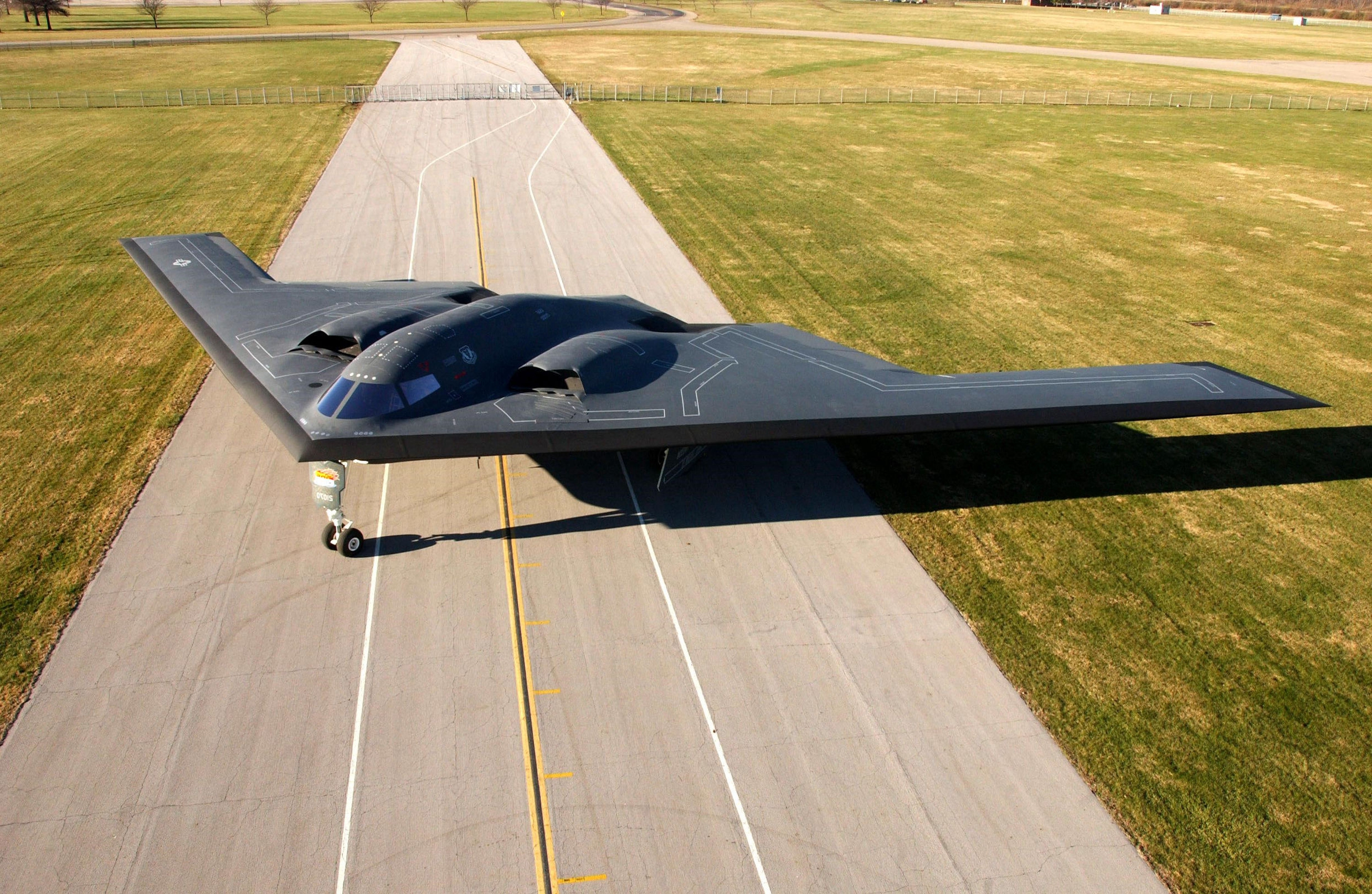 同时b-2隐形轰炸机是世界上最著名的一款轰炸机,在诞生以来从未被击落