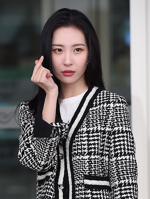 3月15日上午,韩国女艺人宣美为拍摄时装写真而从仁川机场启程飞往了