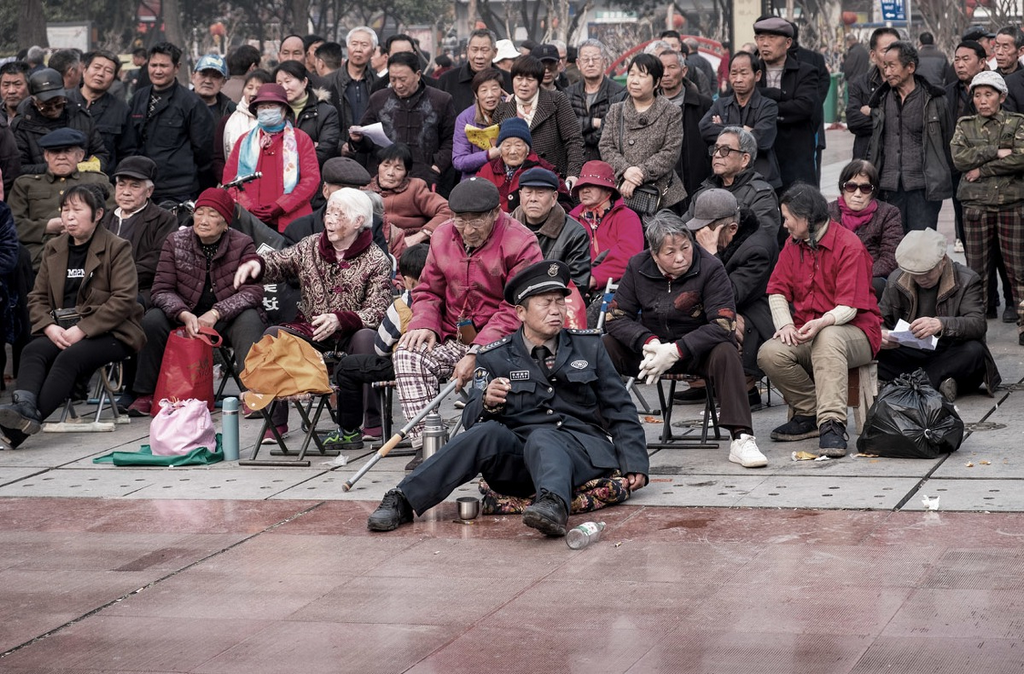 老人聚集图片图片