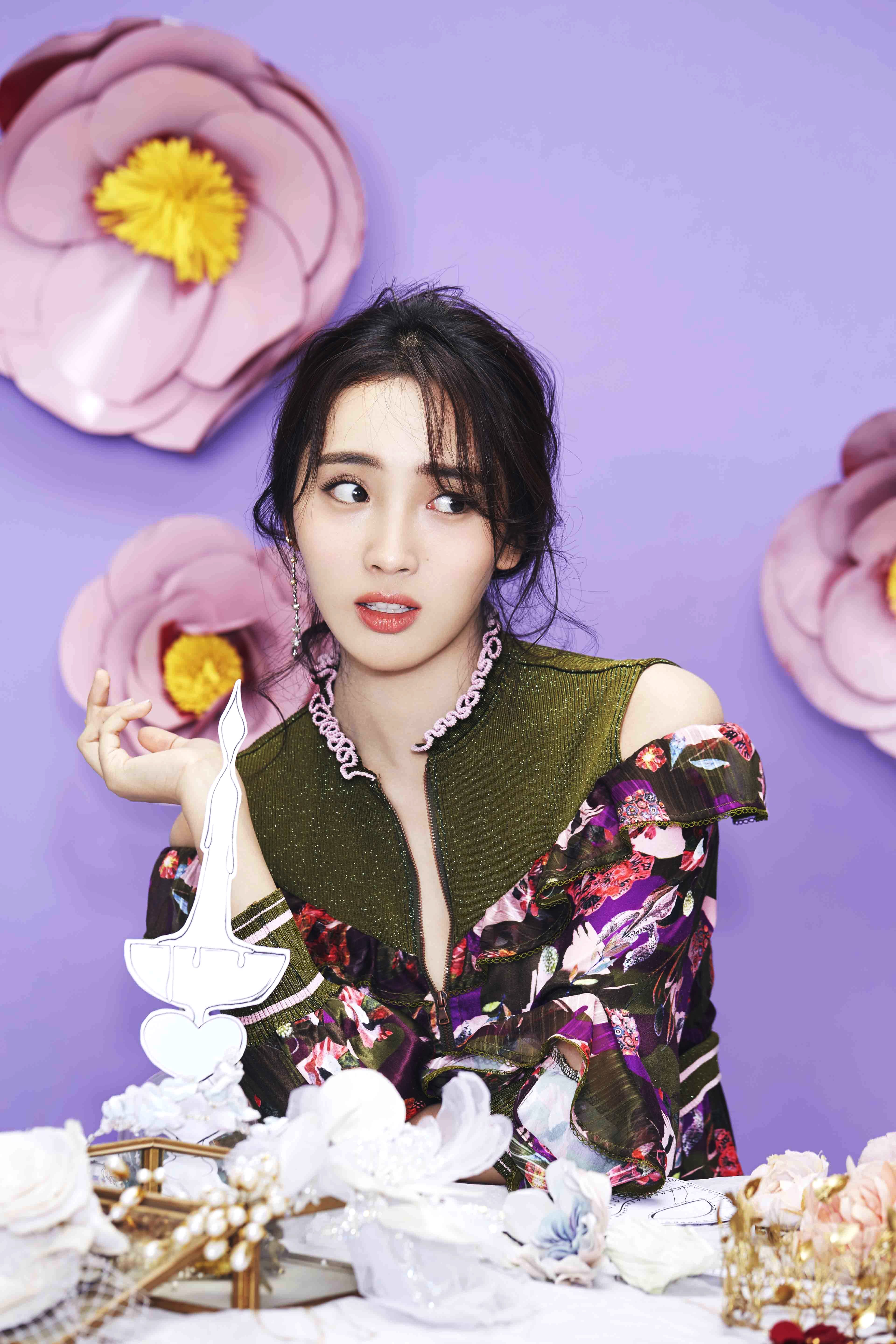 她在探案网剧《河神》中饰演顾影,你还记得那个鬼马搞怪的神婆吗