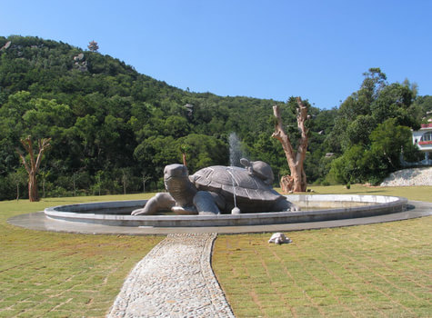 聚仙峰,桦坪山庄,飞来石等,八仙石即"八仙桌子",这块著名的天然异石
