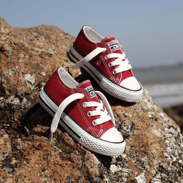 鞋子精选优质面料,舒适透气,时尚耐磨,简约的设计风格