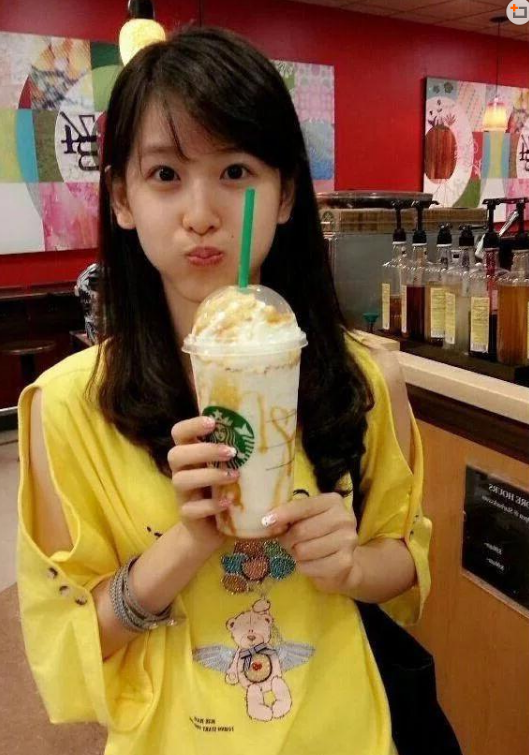 章泽天16岁的时候,一手捧着奶茶的照片在网络上走红