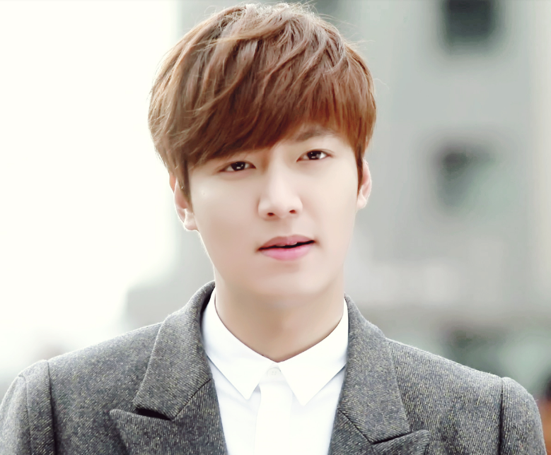 李敏镐晒寸头照,网友:浓眉大眼颜值依旧高啊!完美驾驭寸头