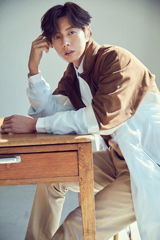 朴海镇出席《奶酪陷阱》访谈会,帅气学长风!