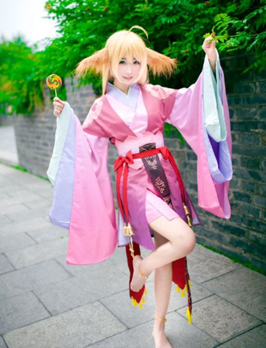 涂山容容;除了里面黑色服装外,其它也是很美的.