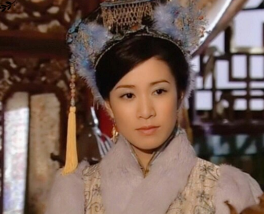 佘诗曼在《金枝欲孽》中的五款旗头:图2小清新,图4最华丽!