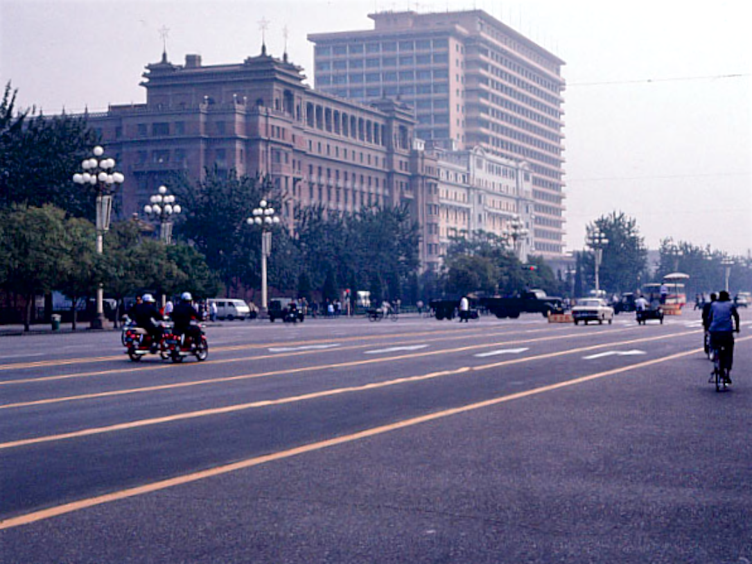 老照片:北京记忆1983年,景点周边的民居