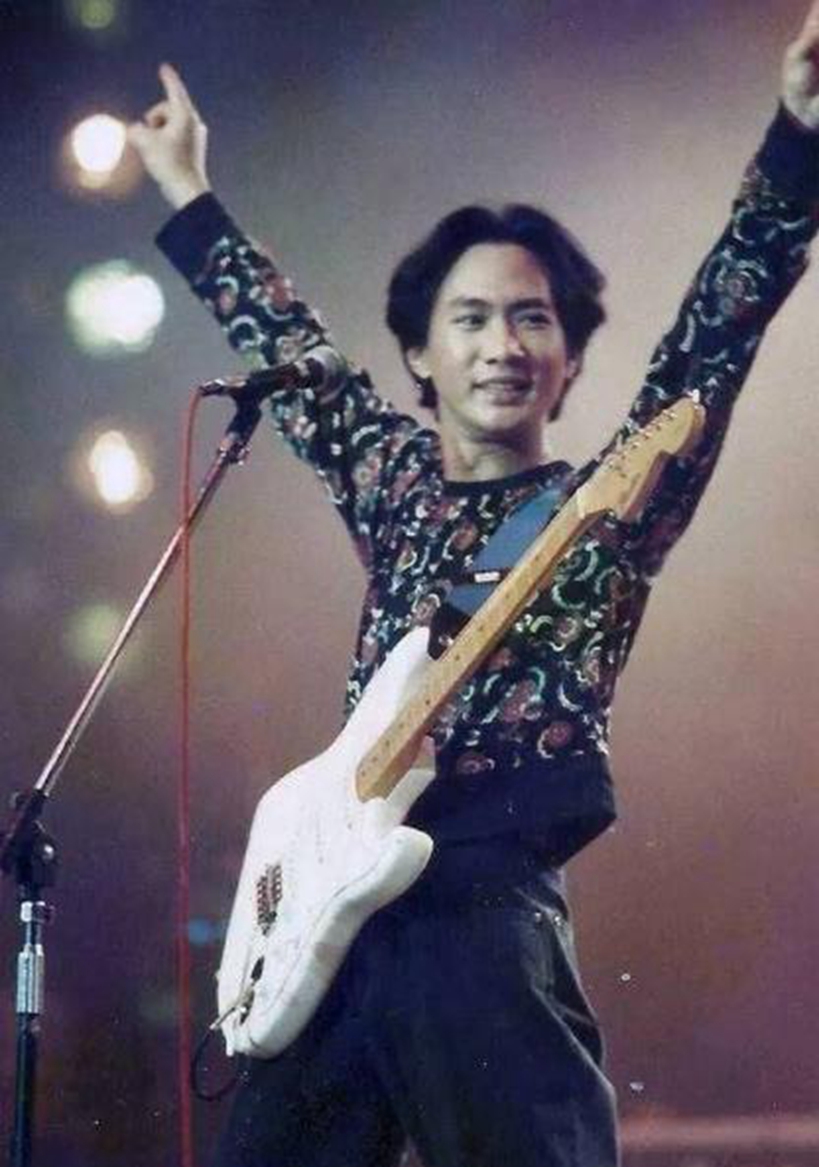 最具特色的明星唱歌姿势:张学友兰花指,张杰爱下腰,最爱黄家驹