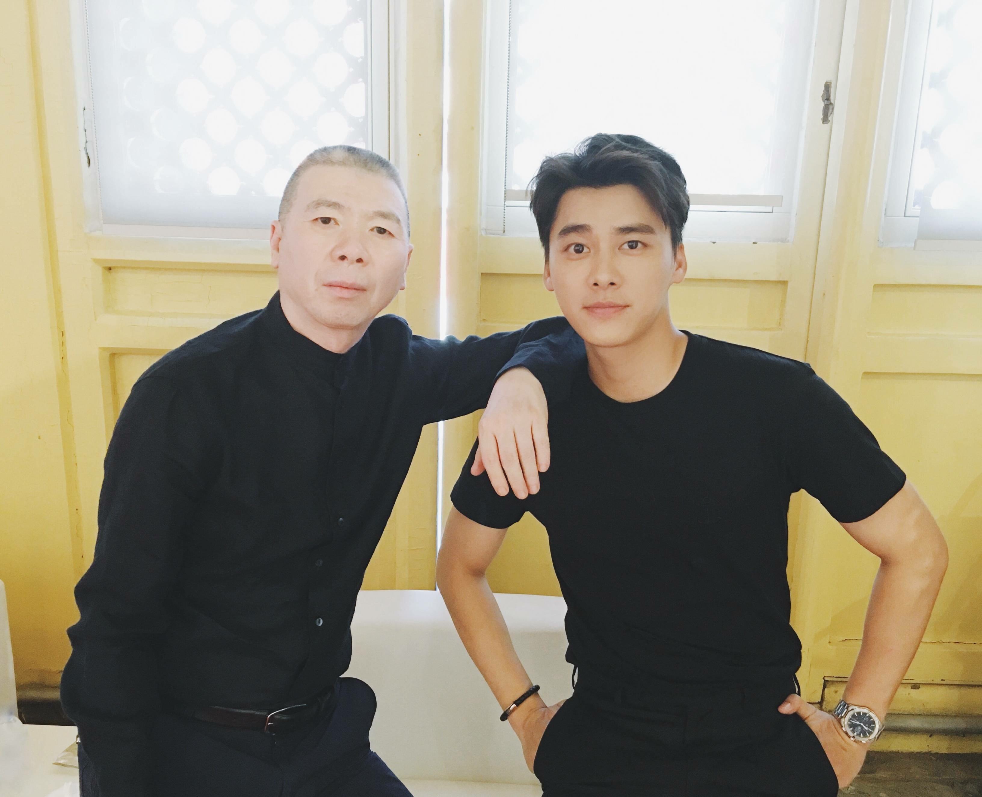 李易峰和冯小刚还挺爱合照,这是什么组合?老大和小弟?