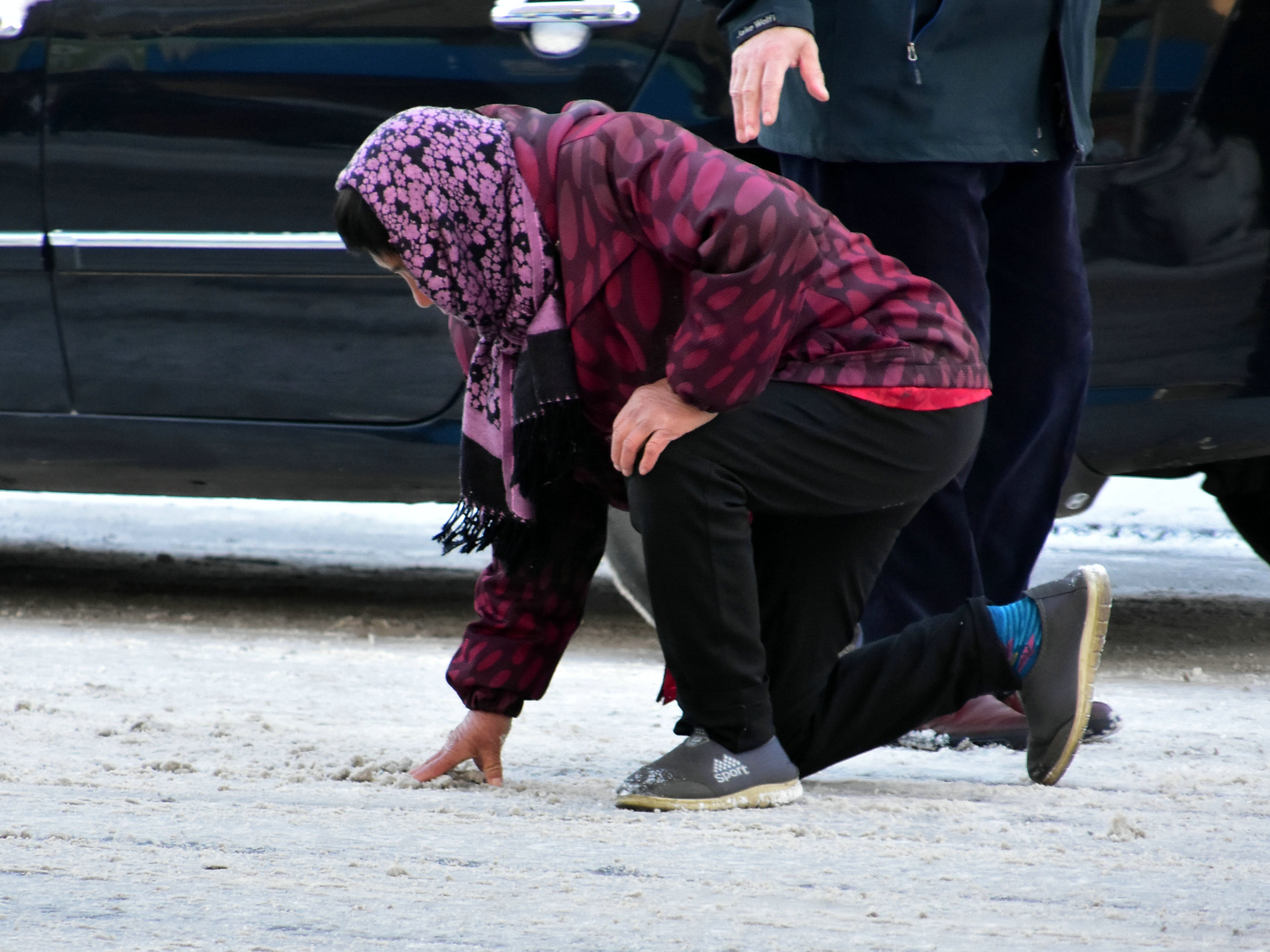 赤峰大雪老太太滑倒马路中间,过路男士抢着去救助老人,精神可嘉