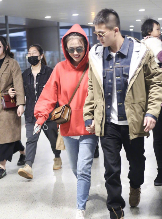 欧豪和马思纯机场高调秀恩爱,一路牵手撒狗粮,最暖的在后面!