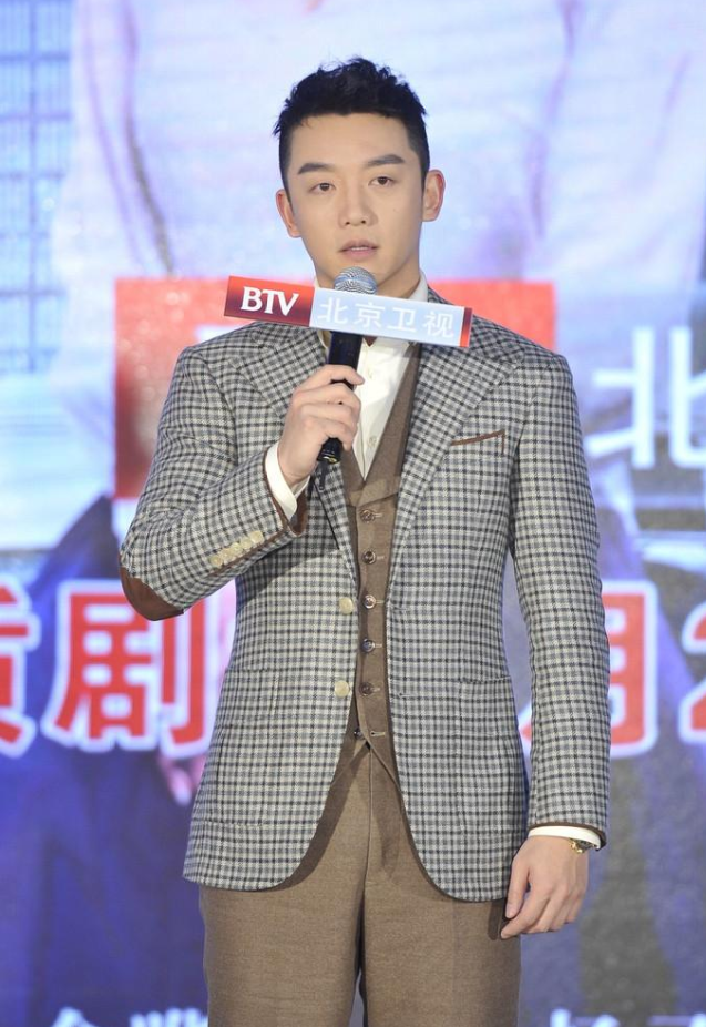 郑恺演绎奋斗版高富帅,夸张国立江珊这对"父母"颜值最高