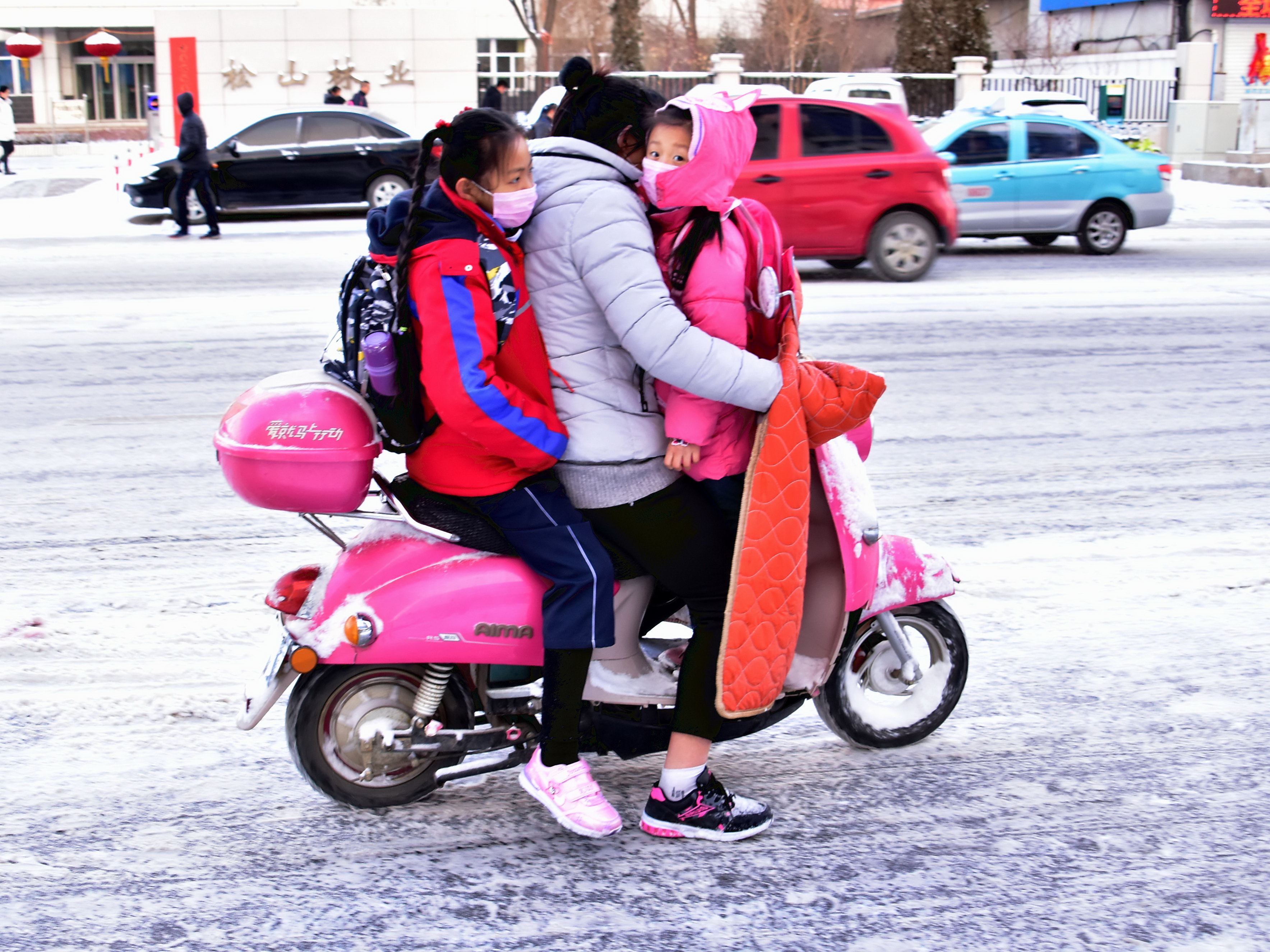 赤峰突降大雪迅速降温,家长送孩子上学异常艰难,孩子车上被冻哭