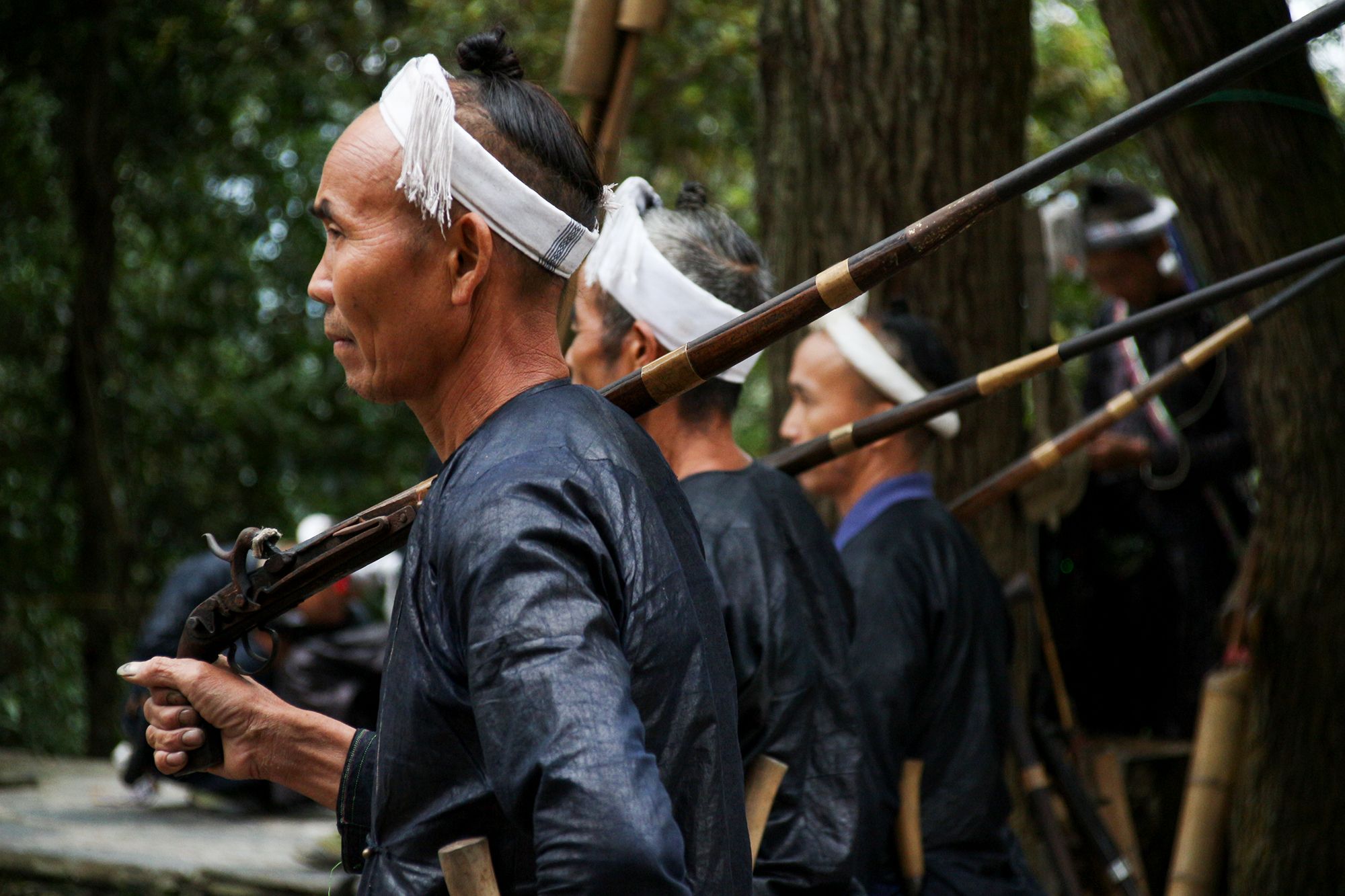 世界上最后一个枪手部落在中国,岜沙苗寨,男子年满18岁枪不离手