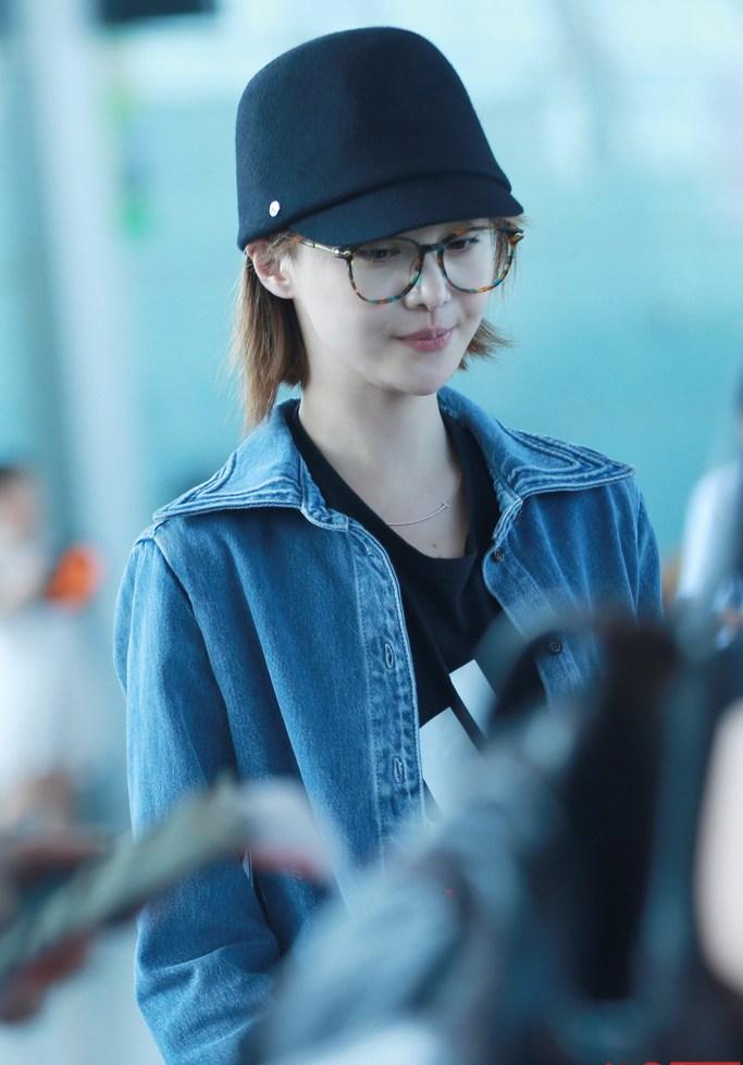 郑爽逛商场变素颜眼镜妹,网友:风都能把你吹倒