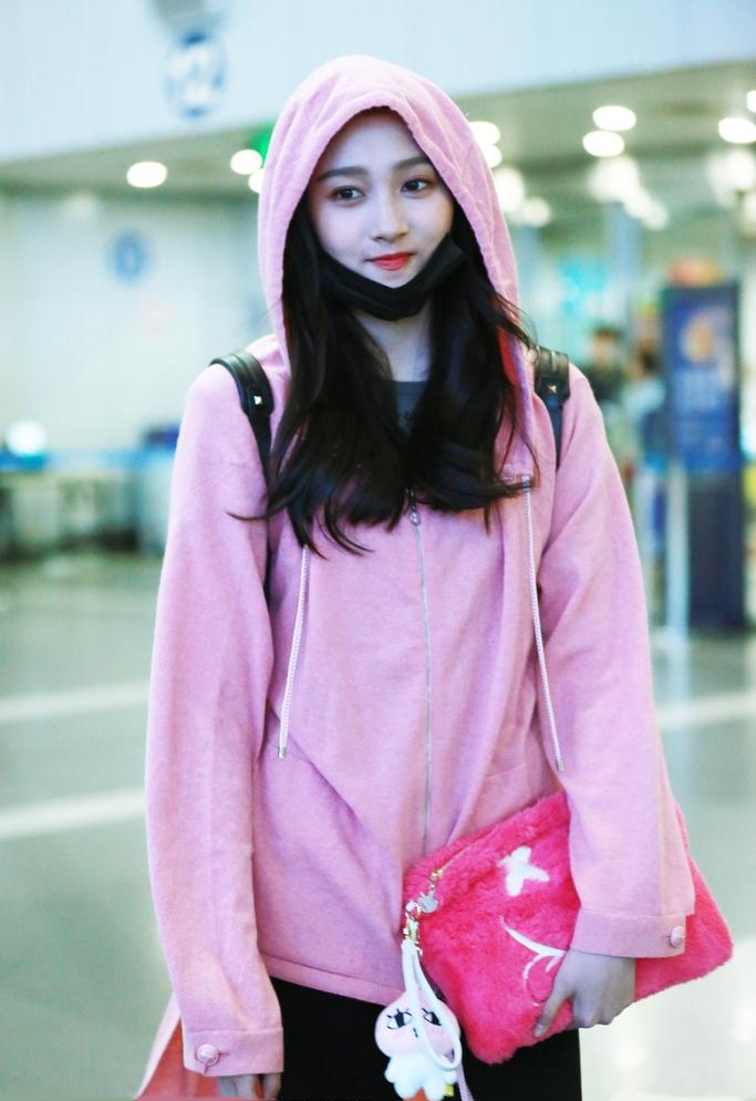 关晓彤粉嫩卫衣,看起来小家碧玉大长腿