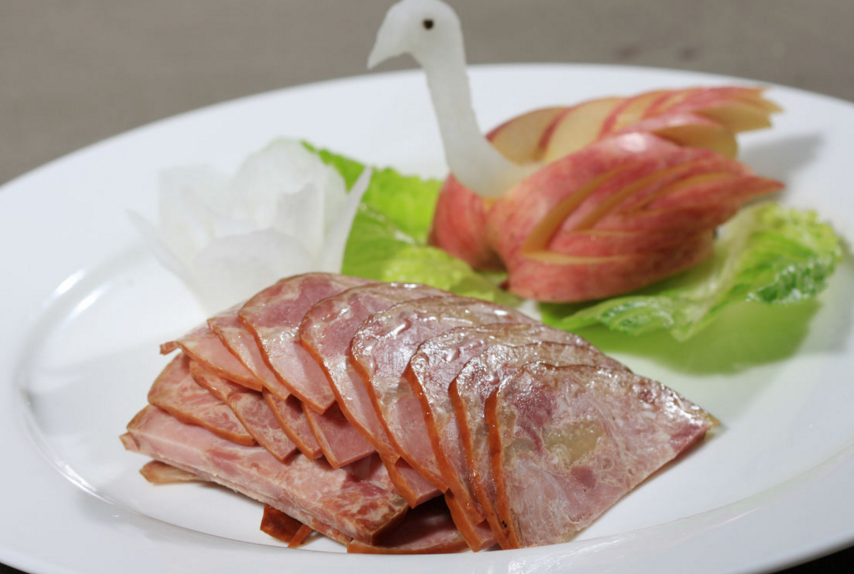 南京香肚,色泽红润,香醇鲜嫩,油而不腻,佐餐下酒均宜