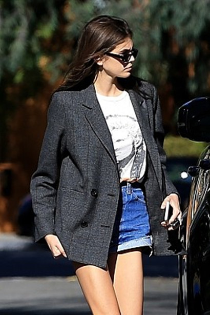 凯雅·杰柏西装热裤秀2米长腿,被阳光刺眼眉头紧锁