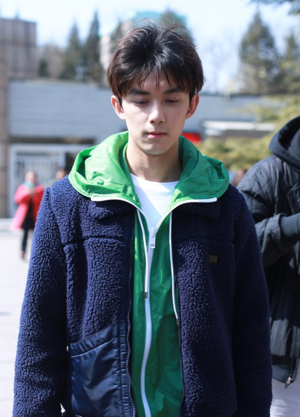 吴磊现身北影考四试 笑容灿烂 自信满分