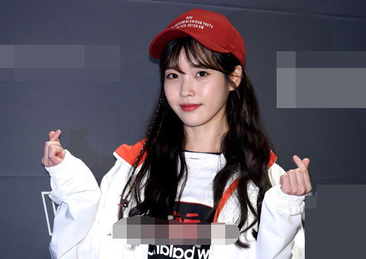 iu一身运动装亮相显少女活力 戴棒球帽可爱清纯