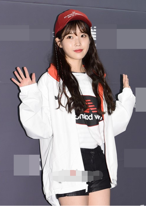 iu一身运动装亮相显少女活力 戴棒球帽可爱清纯