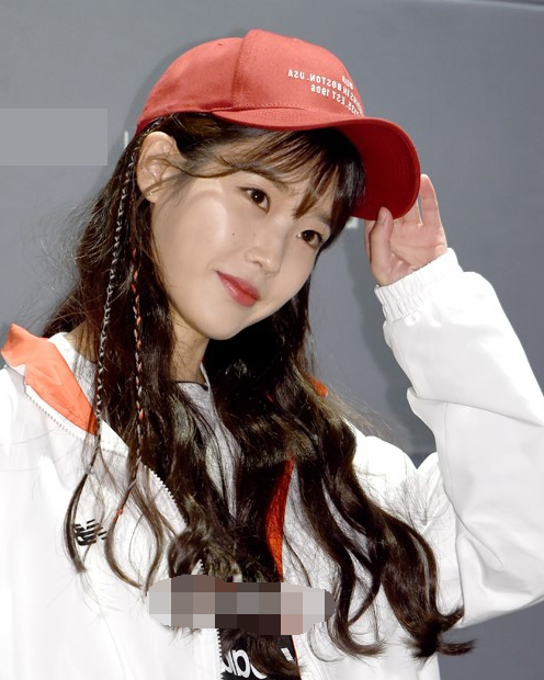 iu一身运动装亮相显少女活力 戴棒球帽可爱清纯