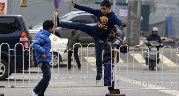 关注孩子的安全:不要让孩子在马路上乱跑与翻护栏
