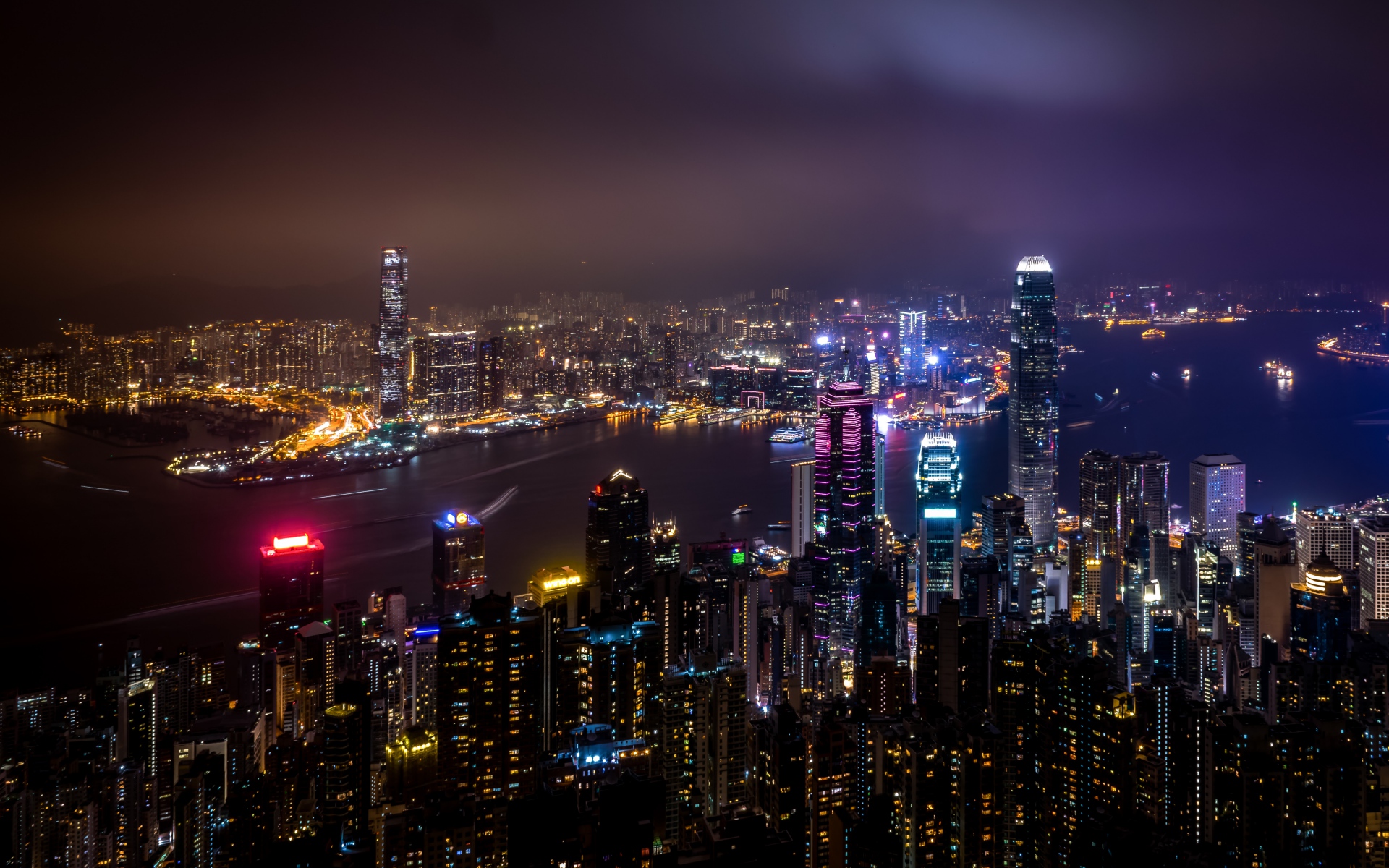 五彩缤纷的灯光,构成一片美丽维多利亚港夜景
