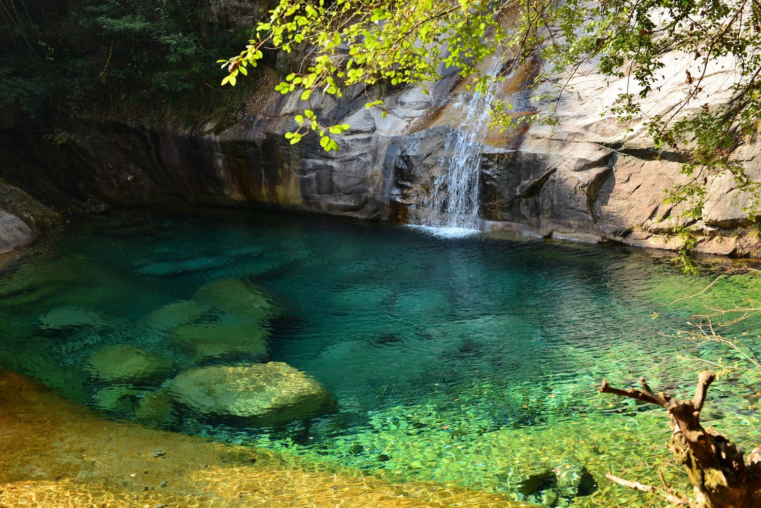 山崖峭壁的翡翠谷,绚丽多彩,池水清澈