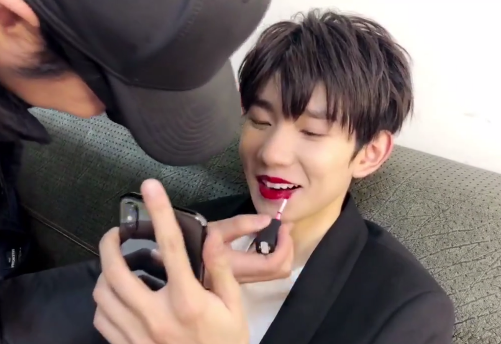 王源为品牌试色口红,是女孩肯定很美!