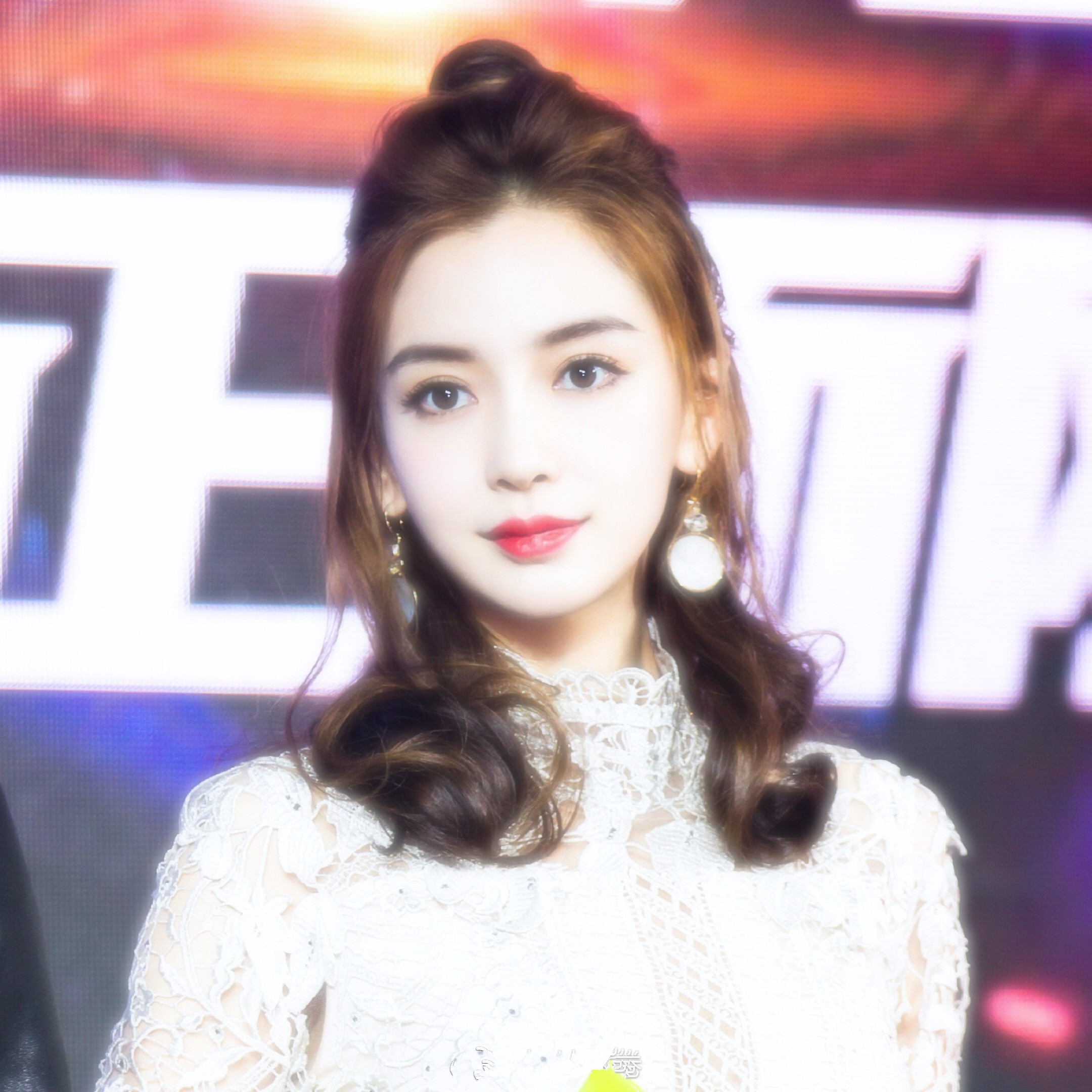 angelababy出席某活动,半丸子头配红唇,优雅和可爱的完美结合