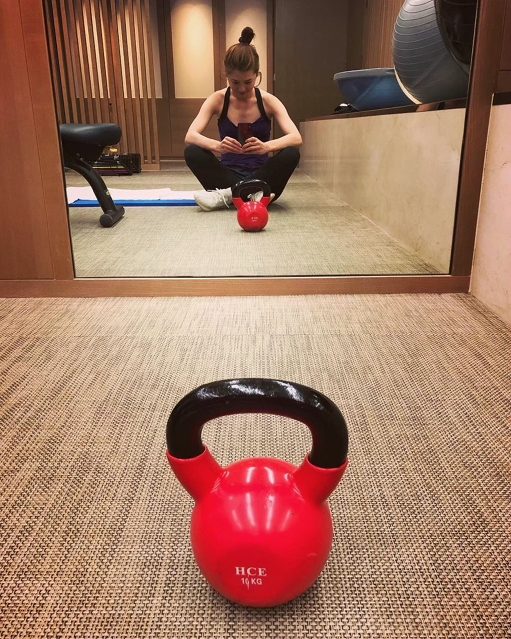 美女周丽淇拍摄健身广告 一身健身look展现出健康靓丽的扎实体型