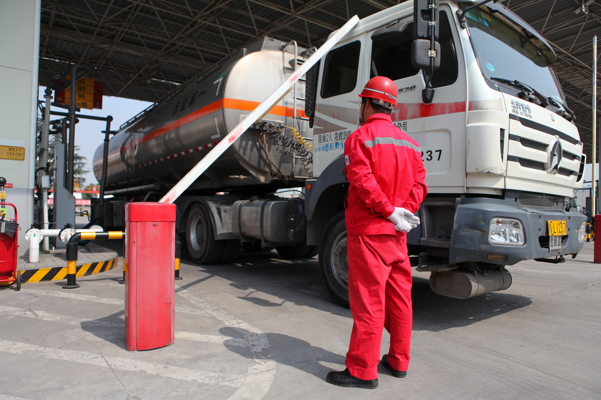 都市油气运输工:绷紧神经零差错装卸油