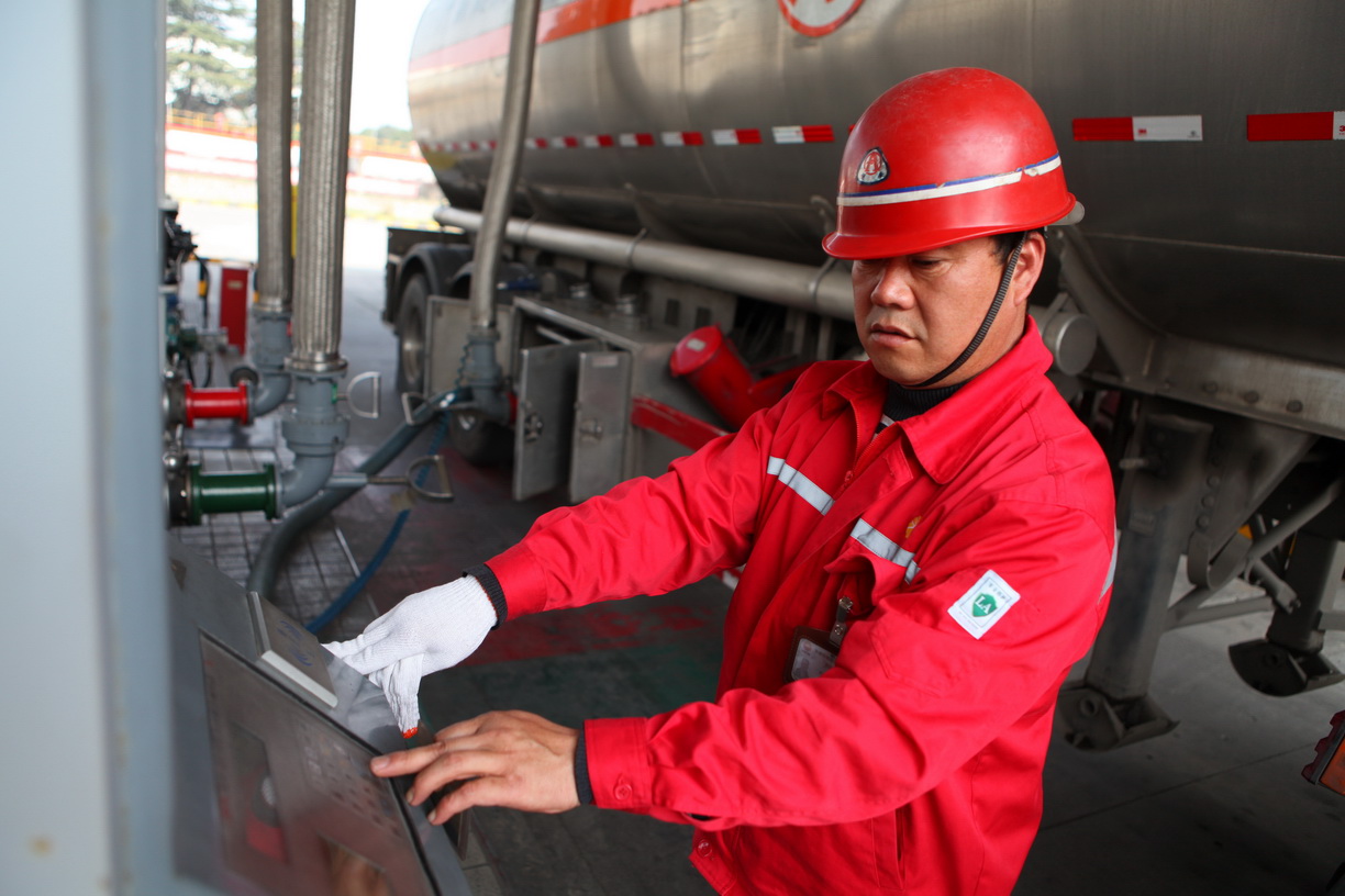 都市油气运输工:绷紧神经零差错装卸油