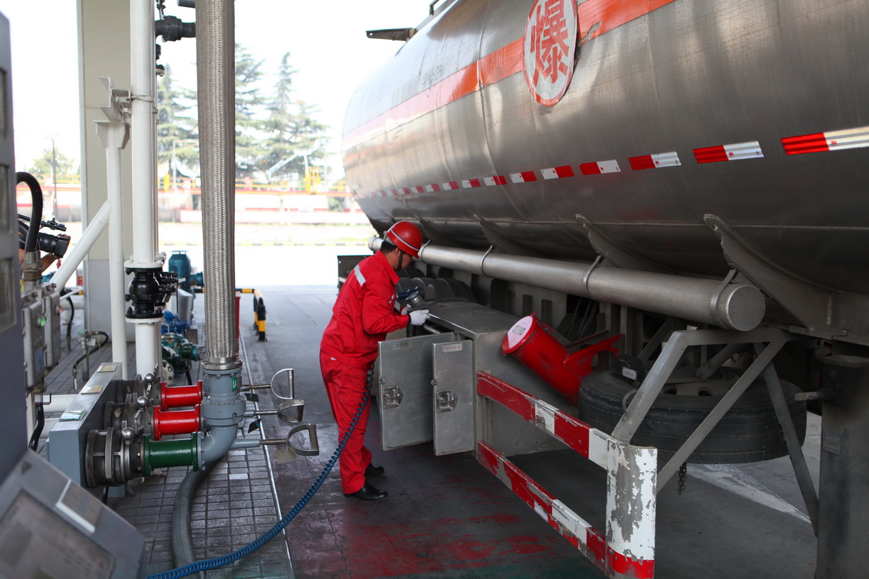 都市油气运输工:绷紧神经零差错装卸油